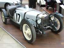 Riley Brooklands. 1926 - 1935. Der Brooklands, benannt nach der berhmten Rennstrecke in der Grafschaft Surrey, war ein Roadster auf Basis des Riley 9. Das Fahrgestell war um ca. 12 inches gekrzt worden. Der 4-Zylinderreihenmotor mit 1.1l Hubraum leistete ca. 30 PS und verhalf dem schnittigen 2 Sitzer zu sehr guten Fahrleistungen. Der abgelichtete Wagen war mehrfacher Le Mans Teilnehmer und gewann 1932 die britische Tourist Trophy. Classic Remise Dsseldorf am 26.02.2012.