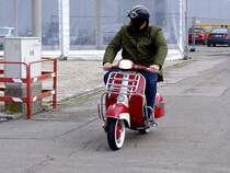 Motorroller am Weg zur 13. int. Rollerveranstaltung in Ried;100225