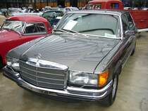 Mercedes Benz W116-E69. 1975 - 1980. Der 450 SEL 6.9 war das Topmodell der bereits 1972 vorgestellten W116´er Reihe. Whrend der vierjhrigen Produktionszeit entschieden sich 7.380 Kufer fr dieses Modell. Der V8-motor leistet 286 PS aus 6.834 cm Hubraum. Die Exclusivitt, das Topmodell der Baureihe zu fahren, mute man sich bei der Fahrzeugvorstellung mindestens DM 70.000,00 kosten lassen. Classic Remise Dsseldorf am 26.02.2012.