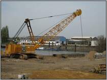 Dsseldorf, Hafenspitze, 27.04.2008: Hier noch ein weitere, wuchtige Liebherr-Maschine vom Typ 872.