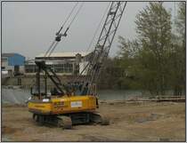 Dsseldorf, Hafenspitze, 27.04.2008: Und noch einmal der Sennebogen-Seilbagger, etwas nher herangeholt.