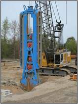 Dsseldorf, Hafenspitze, 27.04.2008: Der Liebherr-Seilbagger mit einem Schlitzwandgreifer.