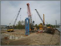 Dsseldorf, Hafenspitze, 27.04.2008: Seilbagger auf Raupenketten der Hersteller Sennebogen (links) und Liebherr (rechts) im Einsatz. Der Untergrund der Hafenspitze wird vorbereitet fr den Bau von zwei Trmen, die fr ein Hotel bzw. Bros genutzt werden sollen.