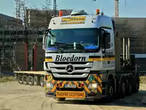 Actros 4160 der Spedition Bloedorn  BIG MOVE  mit einem 5achser Auflieger f�r Baumaschinen rangiert am 16.03.2012 auf einer Baustelle in Aachen.