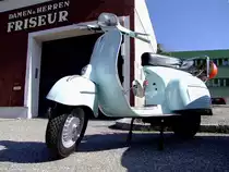 VESPA-GT (Bj.1968?) ist vor einem Friseurgesch�ft abgestellt;120316