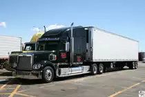 Freightliner Coronado der Spedition  Karns Trucking , aufgenommen am 25. September 2011 bei  Petro Stopping Center  nahe Kingman Arizona.