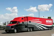 Peterbilt 387 der Firma  Mothers , aufgenommen am 25. September 2011 bei  Petro Stopping Center  nahe Kingman Arizona.