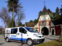 RENAULT-Trafic eines Steinmetzbetriebes possiert vor dem Hauptportal des Rieder Stadtfriedhofes; 120318