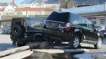 Heckvergleich des Land Rover Defenders und des Freelanders. Die Aufnahme entstand am 10.3.2012 in Kufstein.