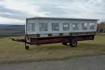 der  Buckelbus , ein Traktor zieht sie mit diesem Gef�hrt (bei sch�nem Wetter offen) durch die Weinberge des Kaiserstuhles bei Ihringen, M�rz 2012