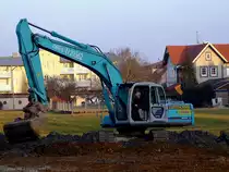 KOBELCO SK 210 NLC (Raupenbagger) bereitet den Untergrund f�r eine Lagerhalle; 120316