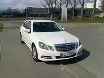 Frisch aus dem Mercedes Werk in Sindelfingen - dieser Mercedes-Benz W 212 ist ab sofort in Koblenz als  Funkmietwagen  unterwegs. Im laufe der n�chsten Tage wird das Fahrzeug auch die �bliche Werbung des Unternehmens schm�cken. (Sindelfingen, 19.M�rz 2012)