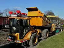 Hydrema Dumper 912D f�llt am 19.03.2012 einen Bomag Asphaltfertiger mit neuen Material.