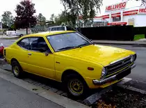 TOYOTA-Corolla erstrahlt in gelber Lackierung; 111009