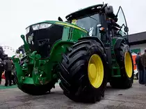 JD-7200R; 196kW; Hubraum6,8ltr; 20Vor-,20R�ckw�rtsg�nge wurde auf der Rieder Landwirtschaftsmesse ausgiebig von Jung u. Alt inspiziert;110908