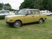 Limousine Wartburg 353 W aus dem Stadtkreis Weimar, beim 13. Perleberger Oldtimer- und Militärfahrzeugtreffen, Flugplatz Perleberg 10.07.2011