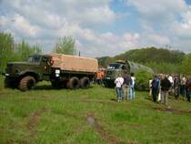 LKW Bergung zum 1. Der Kraz 256 mute einen W50LA/A/LAKII bergen, weil dieser sich an der aufgeweichten Bschung festgefahren hatte.