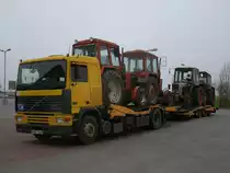 Beladen mit vier Traktoren machte sich Dieser VOLVO F10,am 21.M�rz 2012.auf dem Weg Richtung Litauen.Zuvor stand Dieser noch in Bergen/R�gen.
