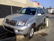 Toyota Land Cruiser D4D; hat sich einen Parkplatz geschaffen, oder wo man mit einem Behindertenausweis hinter d. Windschutzscheibe �berall parken kann/darf; 120318