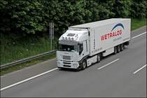 Bin zwar kein Freund von Iveco aber bei diesem mach ich mal eine Ausnahme;-) IVECO STRALIS mit 480PS und einem Khlauflieger des Leasingunternehmens PEMA und Logos von WETRALOG FOOD-LOGISTIK bei Ldenscheid.
WETRALOG ist das Proitcenter fr Transporte von Frischfleisch und Lebendfieh der WESTFLEISCH e.G in Mnster. WETRALOG ist ein  Kunstwort  und heisst: WEstleisch-TRAnsport)-LOGiistik).
Mehrheitsgesellschafter der Spedition ist die WESTFLEISCH e.G, eine Minderheitsbeteiligung wird durch die Spedition Hindelang aus Wrnitz/Franken gehalten.
