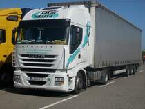 Dieser ungarische IVECO wartet am 22.05.2008 im Fhrhafen Sassnitz-Mukran auf die Verladung auf das Fhrschiff.