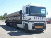 Diesen Renault-LKW beladen mit Rohren wartet am 22.05.2008 im Fhrhafen Sassnitz-Mukran auf die Freigabe durch den Zoll.