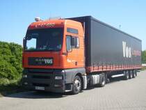 Dieser polnische MAN-LKW hat am 22.05.2008 im Fhrhafen Sassnitz-Mukran noch Zeit bis zur Verladung auf das Fhrschiff.