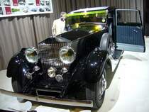 Rolls Royce Phantom II Continental Touring Saloon mit Park Ward Karosserie von 1934.
In der Zeit von 1931 - 1936 wurden von diesem Modell 281 Einheiten, meistens als Chassis mit Antriebsaggregaten produziert. Erst dann erfolgt die  Einkleidung  bei einem renommierten Coachbuilder. Dieses Schmuckstck wurde bei Park Ward in Willesden/Nord-London karossiert.Der 6-Zylinderreihenmotor leistet 130 PS aus 7.668 cm Hubraum. Diese Motorleistung kann den Wagen auf 150 km/h bechleunigen. Techno Classica am 25.03.2012.