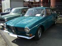 BMW 3200 CS. 1962 - 1965. Der 3200 CS wurde wurde im September 1961 zur Frankfurter Automobil Ausstellung vorgestellt. Die Auslieferung begann im Februar 1962 und endete nach 537 Coupes und einem Cabriolet im im September 1965. Der V8-motor leistet aus 3.168 cm Hubraum 160 PS und beschleunigt den werksintern BMW 532 genannten Wagen auf bis zu 200 km/h. Oldtimertreffen Kokerei Zollverein am 01.04.2012.