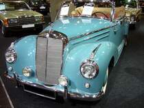 Mercedes Benz 220 Cabriolet A (W187). 1951 - 1955. Dieses unrestaurierte Cabriolet A entstammt dem letzten Baujahr und ist im Farbton 334/hellblau lackiert. Vom Cabriolet A wurden insgesamt 1.278 Fahrzeuge verkauft. Der 6-Zylinderreihenmotor leistet 80 PS(ab Mai 1954 85 PS). Techno Classica am 25.03.2012.