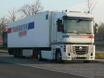 Renault Magnum 460 mit Khlauflieger von Transbozen/Tschechien auf einem Parkplatz an der A9, 16.03.2012