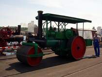 Am 10.07.2005 befindet sich diese im Jahre 1947 gebaute Dampfwalze auf dem Kohlenkai der Stadtwerke Flensburg-Dampfrundum Flensburg.