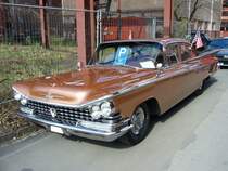 Buick LeSabre Series 4400 von 1959. Die LeSabre Version war die gnstigste Ausstattungsvariante des Buick-Jahrganges 1959. Darber rangierten der Invicta Series 4600, der Electra Series 4700 und als Spitzenmodell der Electra 225 Series 4800. Hier wurde das Karosseriemodell fourdoor Sedan abgelichtet. Der V8-motor leistet 250 PS aus 5.962 cm Hubraum. Das Modell war ab US$ 2.804,00 zu haben und verkaufte sich in dieser Karosserievariante 1959 51.379 mal. Oldtimertreffen Kokerei Zollverein am 01.04.2012.