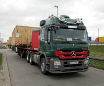 Schwertransport mit MB Actros 2651 , V8 , am 29.03.2012 beim Pausieren an einer Raststtte der A2.