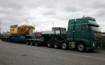 Bagger-Schwertransport mit Volvo FH 660 am 29.03.2012 auf einer Raststtte an der A2.