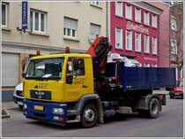 LKW MAN mit Kranaufbau und Absetzcontainer gesehen am 19.03.2012.