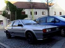 VW-SCIROCCO parkt vorm Rieder Volkskundehaus; 120321