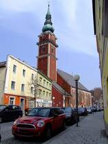 MINI wirkt mini, vor der Rieder Stadtpfarrkirche;120324