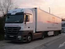 MB Actros 1844 MP3 mit Khlauflieger von  LSK  am frhen Sonntagmorgen in Ulm, 18.03.2012