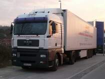 MAN TGA 18.440 mit Khlauflieger von  LSK  am frhen Sonntagmorgen in Ulm, 18.03.2012