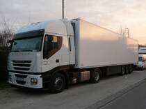 Iveco Stralis 450 mit Khlauflieger aus Polen am frhen Sonntagmorgen in Ulm, 18.03.2012