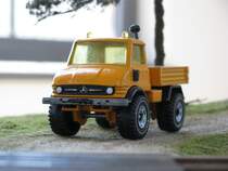 Anllich einer Tagung der ARGE Spur 0, fand in Wismar eine Modellbahn-Ausstellung statt. Hier konnte ich dieses schne Fahrzeug, MB .....  UNIMOG  in Spur 0 abgelichtet. Wismar 03.06.2011 
