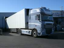 DAF-XF,am 05.April 2012,an der Laderampe an einem Supermarkt in Bergen/Rgen.