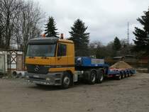 Dieser Mercedes-Schwerlasttransporter stand,am 30.Mrz 2012,leer auf dem Kleinbahnhof in Putbus.
