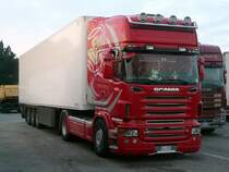 Scania R500 mit Khlauflieger aus Italien auf einem Parkplatz bei Ulm, 18.03.2012