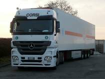 MB Actros 1846 MP3 mit Khlauflieger von  Corsi  aus Italien auf einem Parkplatz bei Ulm, 18.03.2012