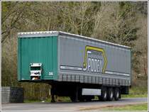 Dieser Auflieger der Marke Krone stand am 05.04.2012 an einem Rastplatz abgestellt. 