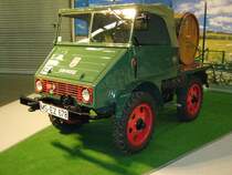 Mercedes Benz Unimog U 25 2010. Hier wurde ein 1952´er Unimog mit kurzem Radstand abgelichtet. Sein OM 636 Motor (OM steht fr lmotor) leistet 25 PS aus 1.755 cm Hubraum. Die Anhngelast betrgt 37 Tonnen. Das abgelichtete Universalmotorgert ist mit folgenden landwirtschaftlichen Extras ausgestattet: 
vordere und hintere Zapfwelle, Nebenantrieb mit Riemenscheibe, pneumatischem Front- und Heckkraftheber, sowie einer Holder-Feldspritze. Techno Classica am 25.03.2012.