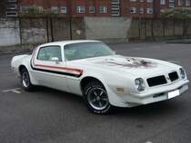 Pontiac Firebird Trans-Am des Jahrganges 1976. Der abgelichtete Wagen mte einer, von den 110 zur 200-Jahr-Feier der USA (1976) produzierten Trans-Am, mit dem 7.5l V8-motor und 200 PS sein. Besucherparkplatz der Classic Remise Dsseldorf am 06.04.2012.