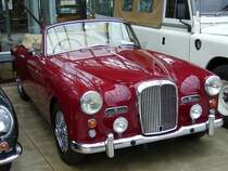 Alvis TD 21 MK I Cabriolet. 1958 - 1962. In den Jahren 1963 und 1964 gab es den TD 21 MK II, erkennbar an den im Frontblech integrierten Zusatzscheinwerfern. Der 6-Zylinderreihenmotor leistet 115 PS aus 2.993 cm Hubraum. Die Hchstgeschwindigkeit lag bei 170 km/h. Insgesamt wurden ca. 1070 Fahrezuge vom TD 21 produziert. Classic Remise Dsseldorf am 06.04.2012.